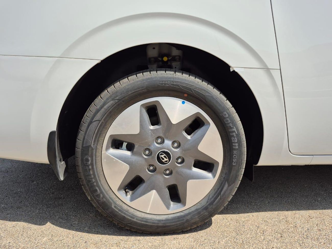 Hyundai Staria 2.2 Turbo Diesel , Luxury , fully loaded without sunroof