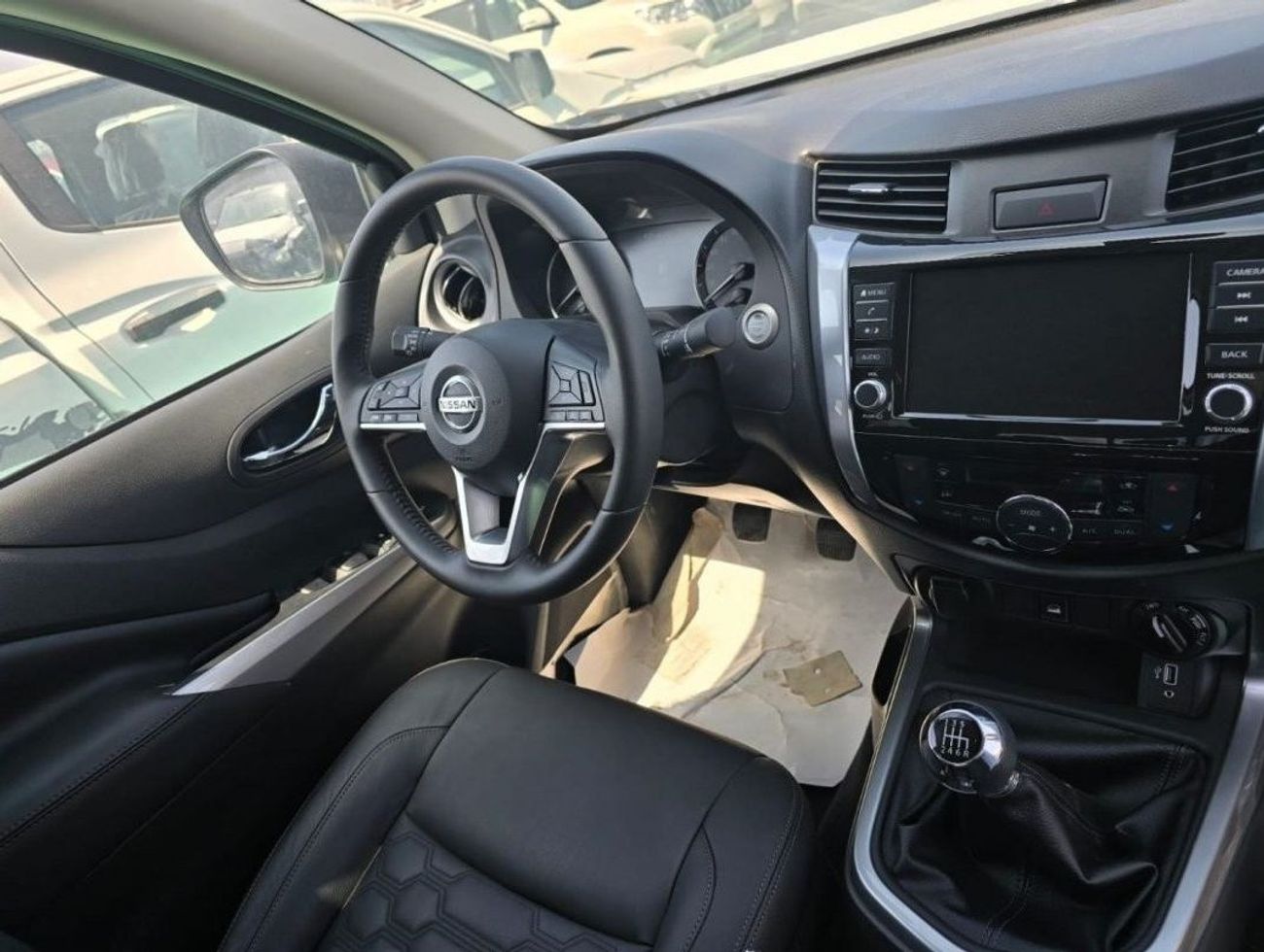 نيسان نافارا Std 2.5L 4WD M/T