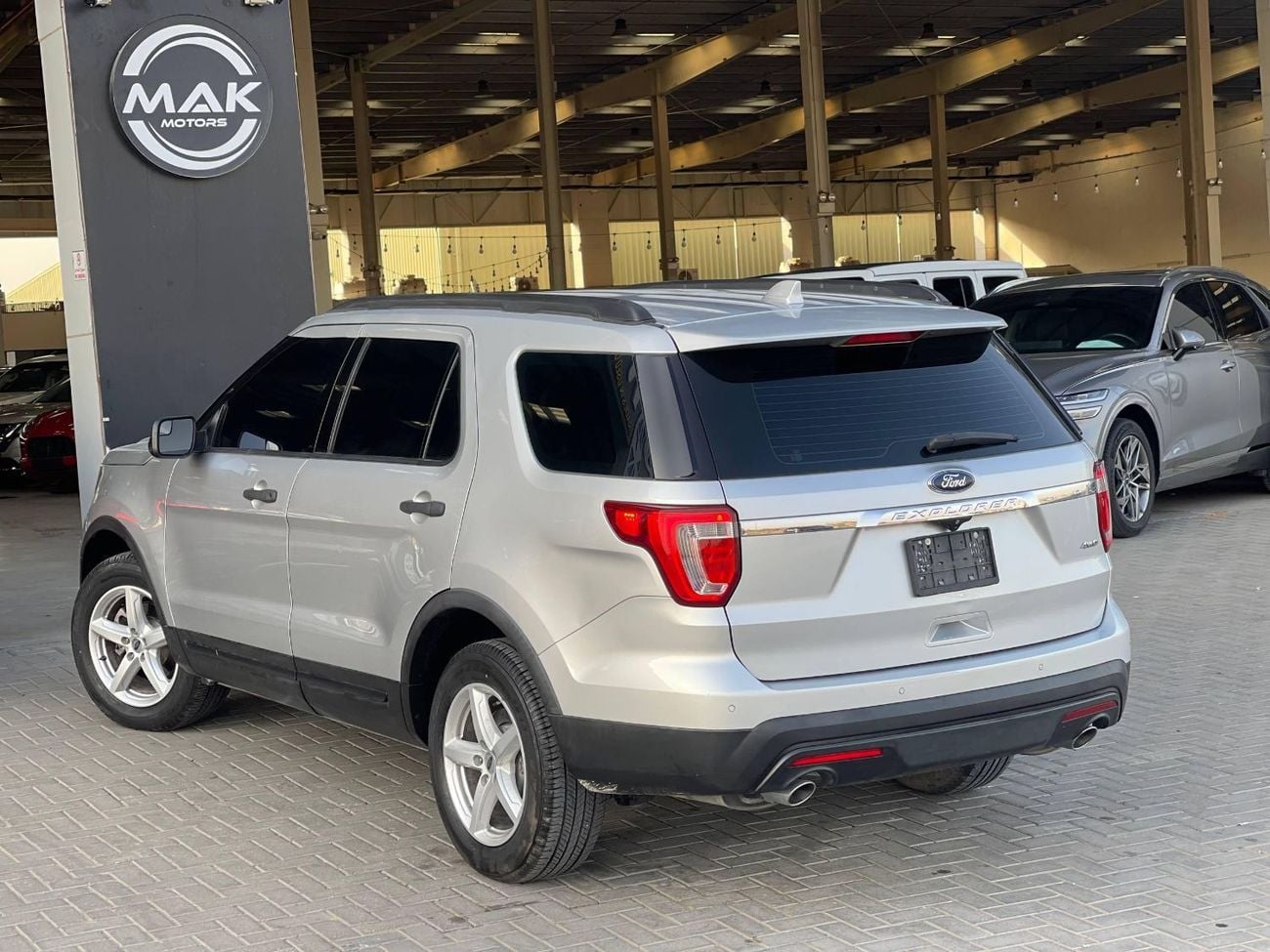 Ford Explorer BASE GCC / 4x4 / 7 SEATERS / DRIVE MODES / LEATHER / RIMS / SUPER CLEAN