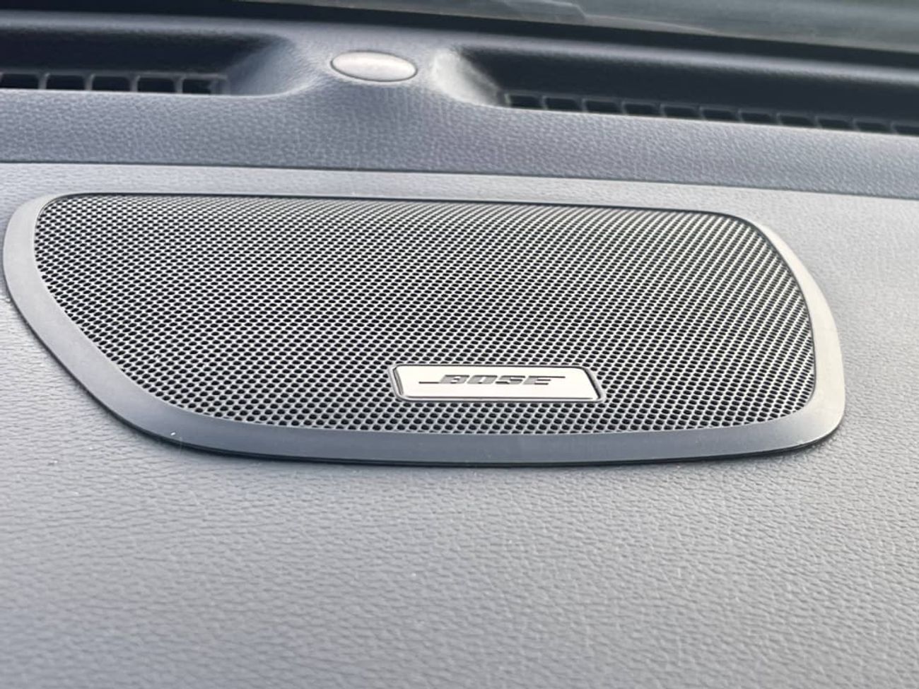 نيسان روج SL / V4 2.5 لتر / فتحة سقف بانورامية / شاشة كبيرة / دفع رباعي / جنوط / بحالة ممتازة