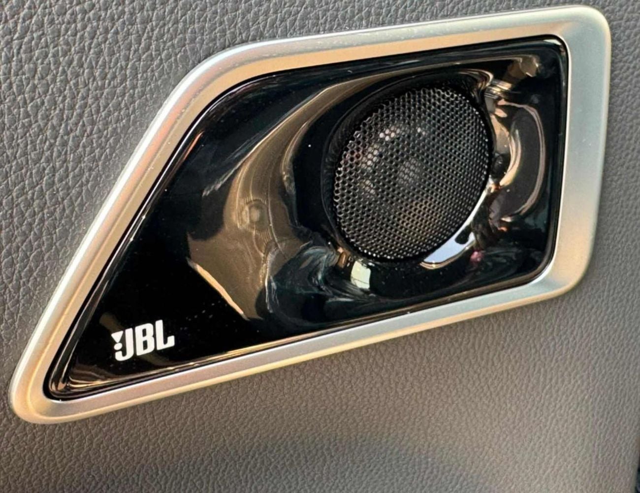 Toyota Land Cruiser VX 3.3L DIESEL TT || REAR ENTERTAINMENT SCREEN / BIG DVD / RADAR / JBL SPEAKERS (CODE # LCDVXS)