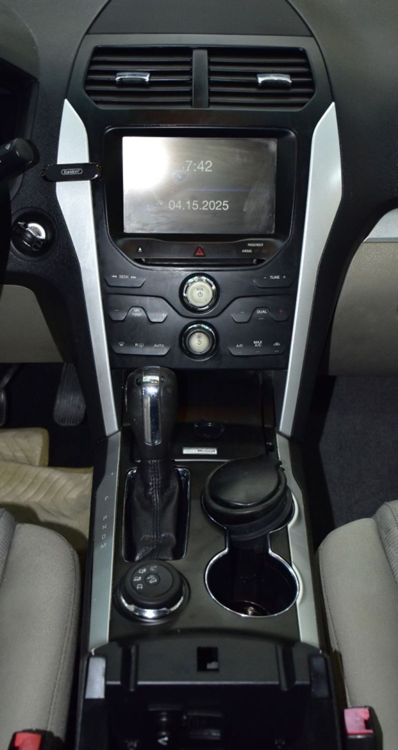 Ford Explorer EXCELLENT DEAL for our Ford Explorer XLT ( 2015 Model ) in White Color GCC Specs