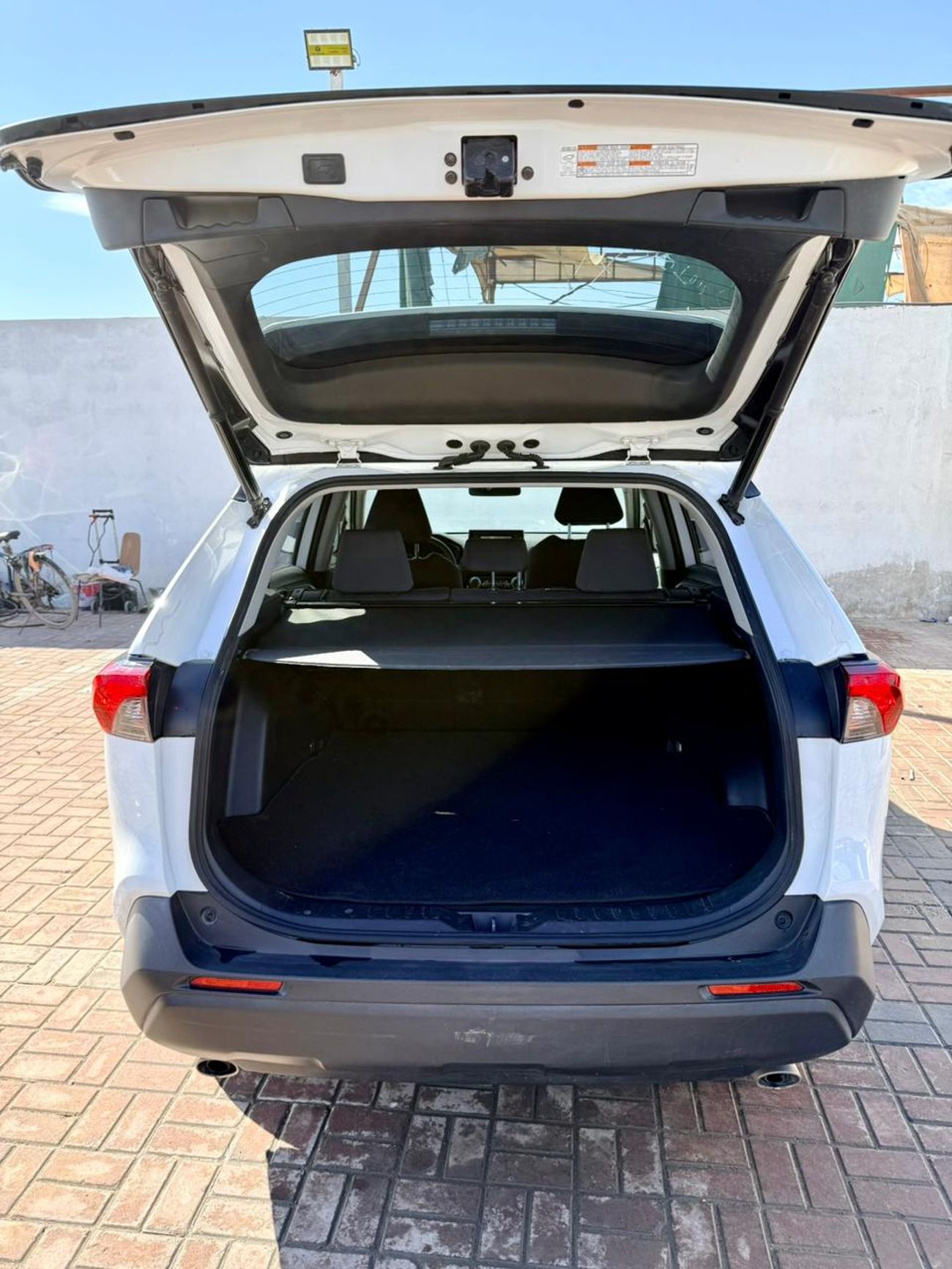 Toyota RAV4 2021 Toyota Rav4  XLE 2.5L full option + sunroof + Push start + alloy rim + Radar + keyless Entry  e