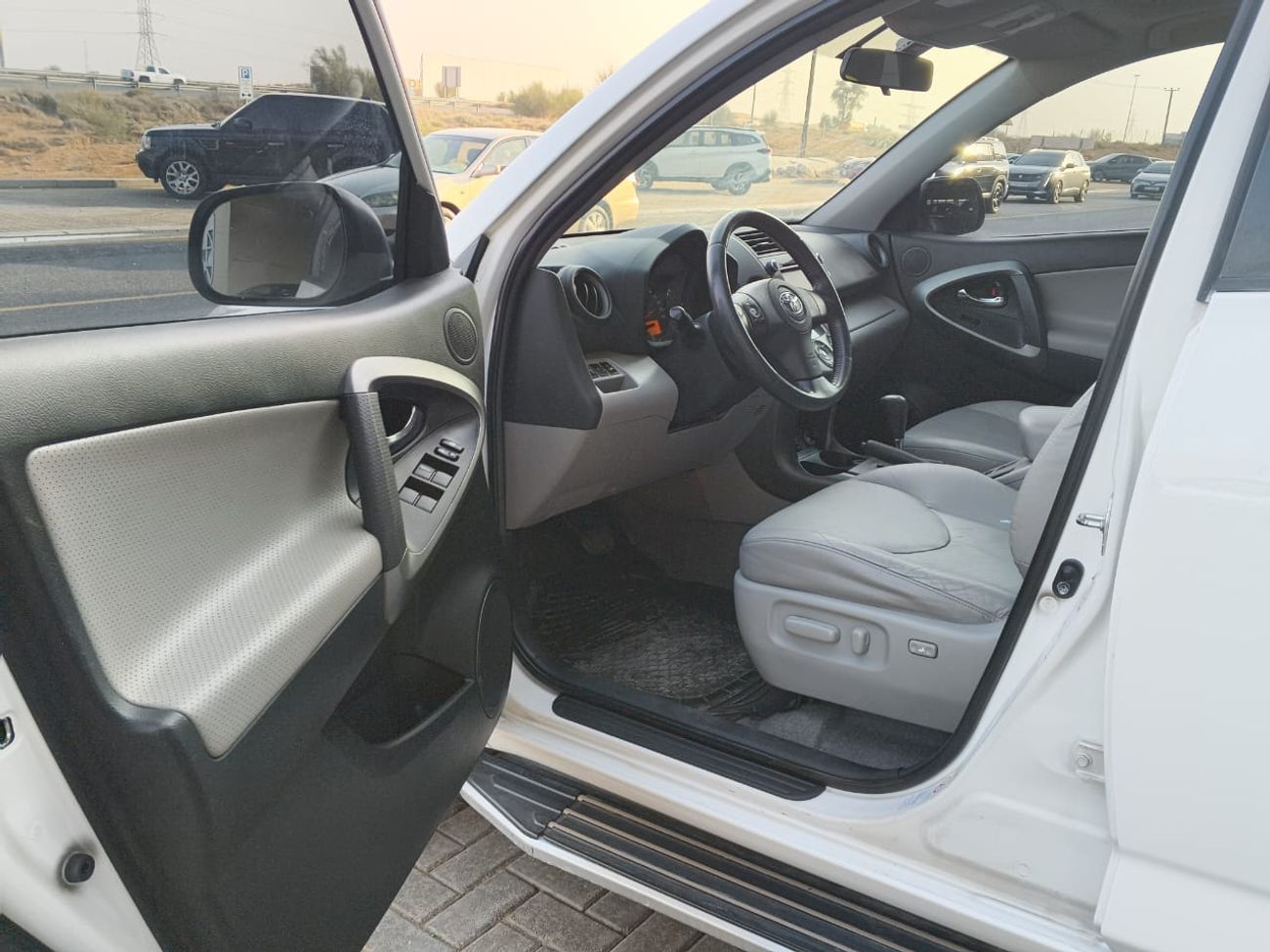 تويوتا راف ٤ non accident orignal paint