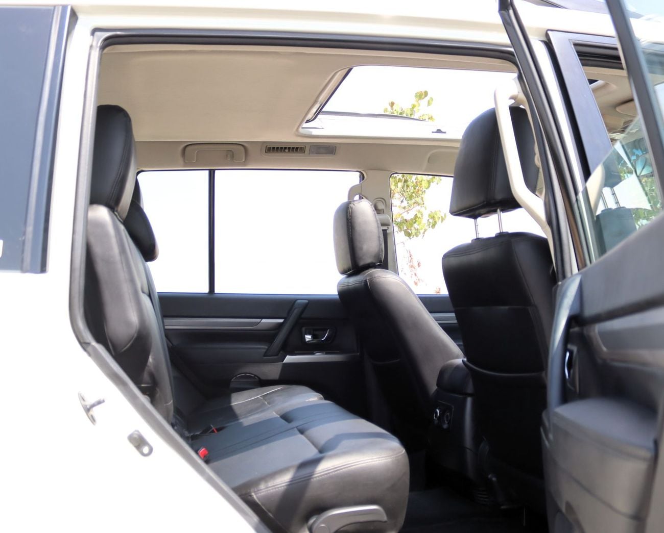 Mitsubishi Pajero GLS HIGHLINE ACCIDENTS FREE - GCC - PERFECT CONDITION INSIDE OUT - FULL OPTION