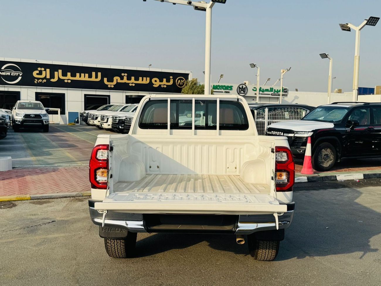 Toyota Hilux TOYOTA HILUX 2.7L PTR MID/O A/T WHITE 2025
