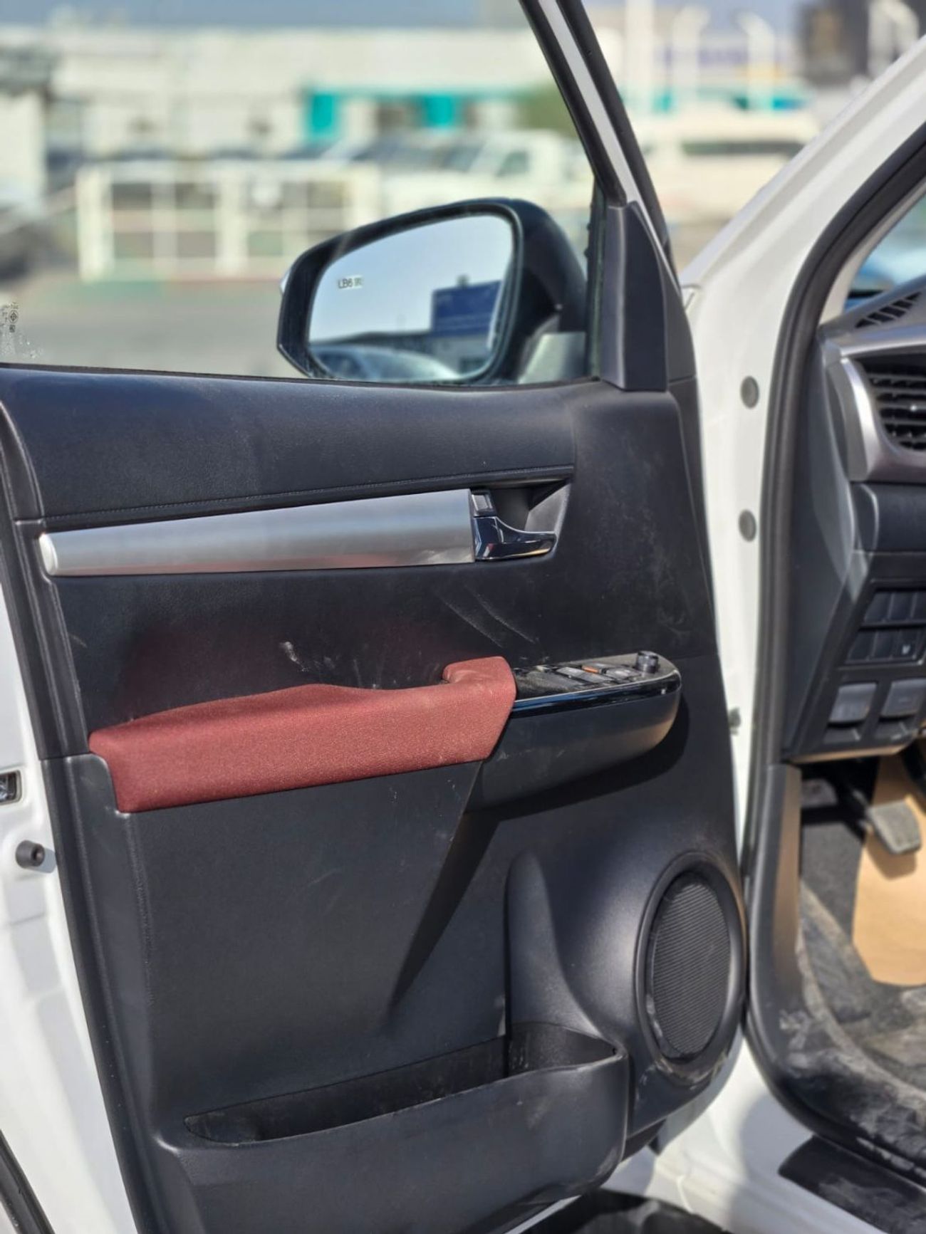 Toyota Hilux 2.7L PETROL M/T DOUBLE CABIN FULL OPTION PICKUP WITHOUT PUSH START