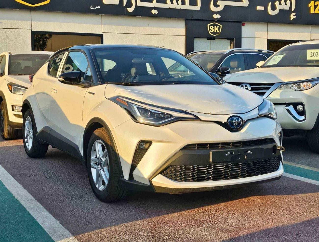 تويوتا CHR LUXURY / 1.8L HYBRID / DOUBLE TONE / PUSH START / LEATHER SEATS / FULL OPTION (CODE# 67991)