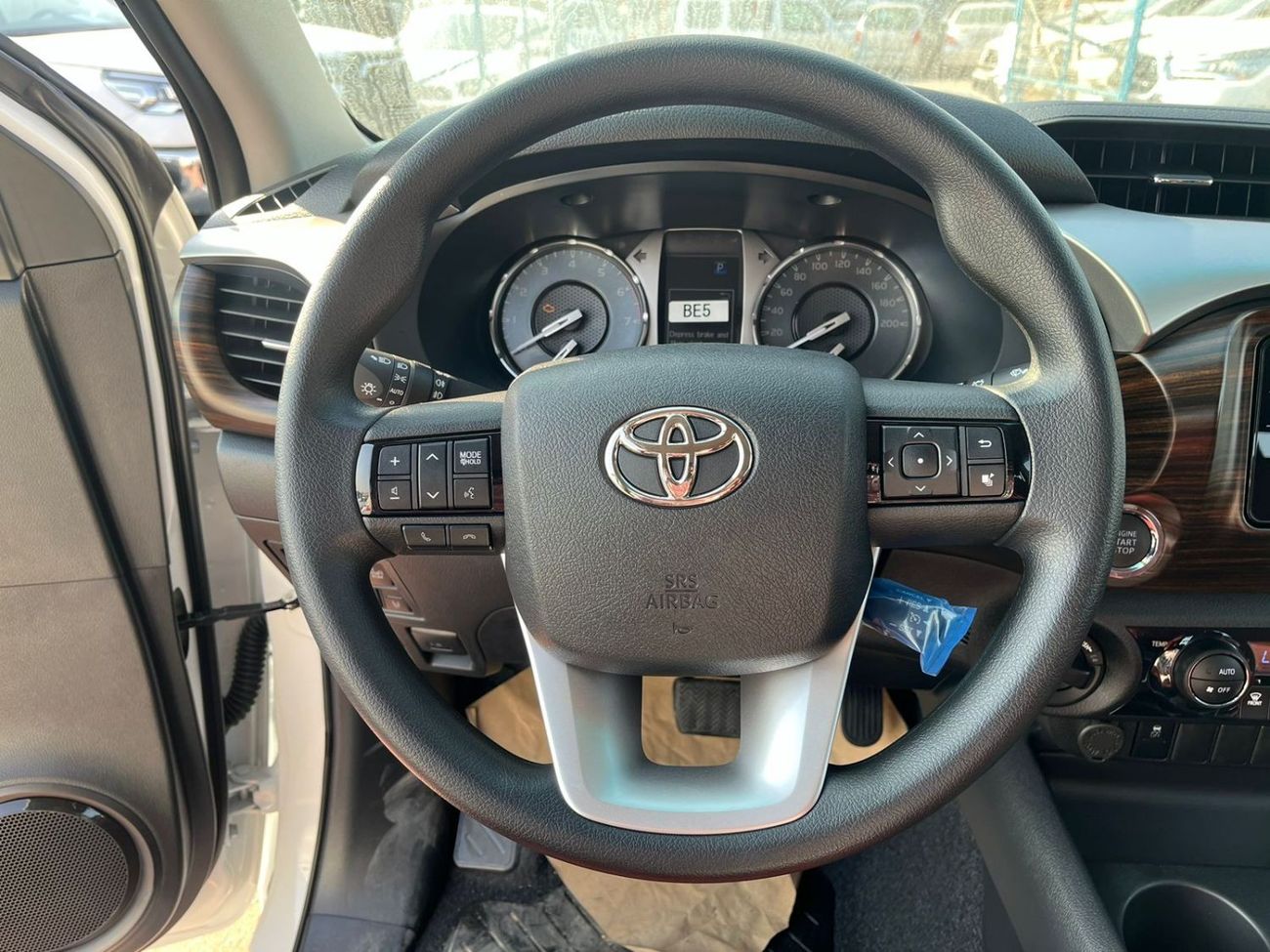 تويوتا هيلوكس TOYOTA HILUX 2.7 AT FULL OPTION WITH PUSH START WHITE YEMEN SPEC 2025