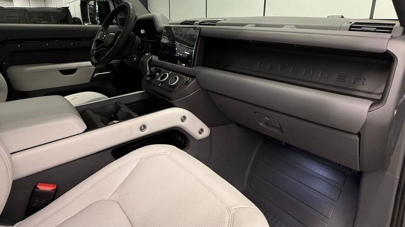 لاند روفر ديفندر 110 X-Dynamic HSE P400 3.0L