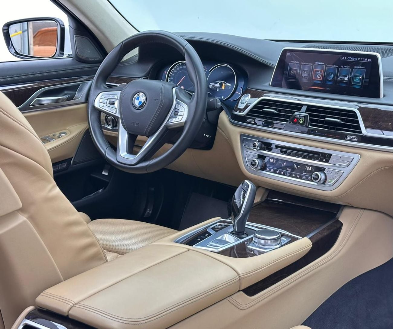 BMW 740Li Luxury 3.0L (322 HP) 2016 BMW 740Li, BMW Full Service History, Excellent Condition, GCC
