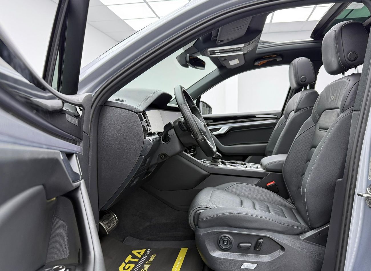 Volkswagen Touareg R-Line 3.0L 4WD 2021 Volkswagen Touareg R-Line, Warranty, Full VW Service History, Excellent Conditi