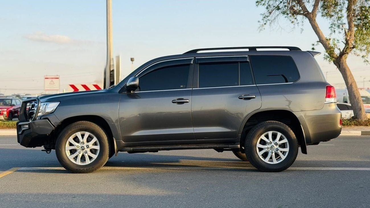 Toyota Land Cruiser 2017 | BULL BAR | PUSH START | SUNROOF | PARKING SENSOR | 4.5L DIESEL ENGINE | POWER SEAT | AT | RHD