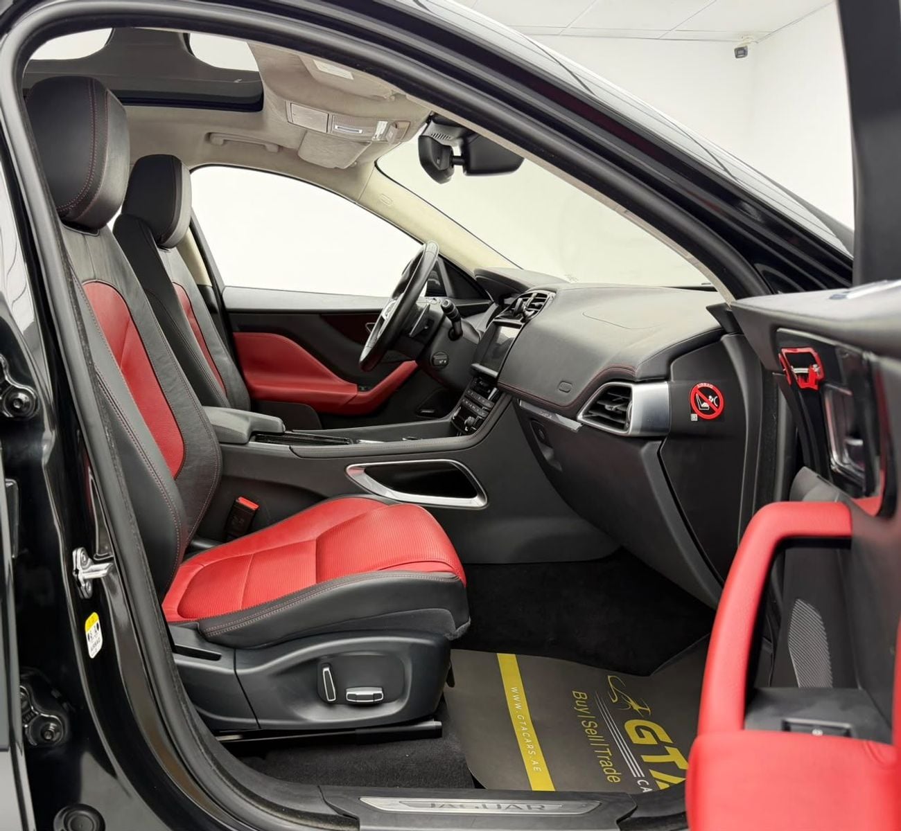 جاكوار F بيس R-SPORT