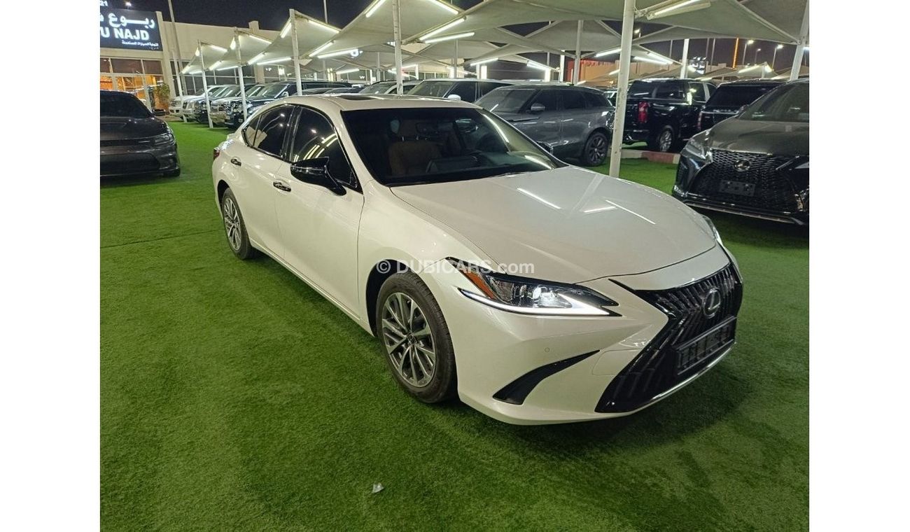 Lexus ES 300 Hybrid The car is in very good condition without accidents.inside and outside is very clean.