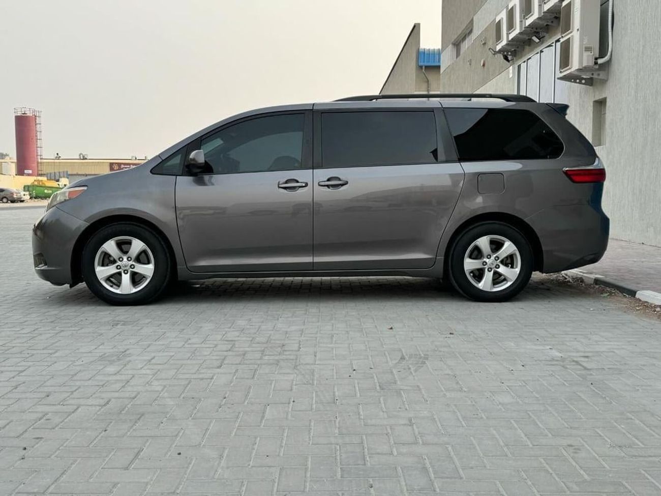 تويوتا سيينا تويوتا سيينا LE وارد 2015