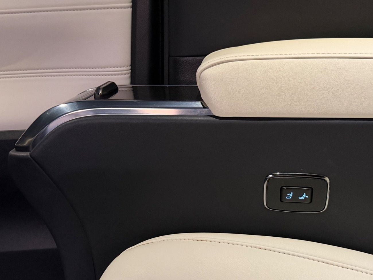 Lexus LM 300H STANDARD Lexus LM 300 2020 | 4-Seater VIP Luxury   Price: AED 259,000  Japanese Specifications  Mileage: 120,