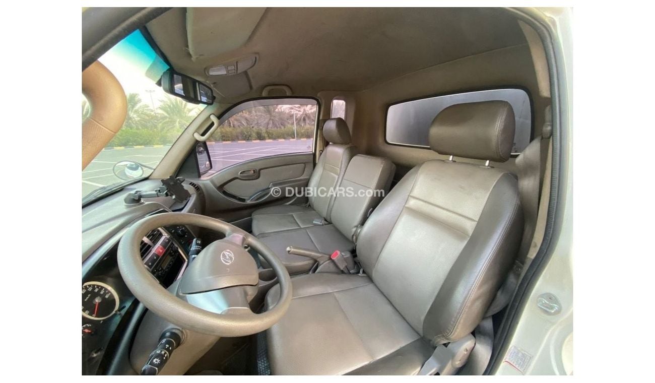 هيونداي بورتر 2 HYUNDAI PORTER PICK-UP WITH BOX 2014 GCC V4 ACCIDENT FREE - PERFECT CONDITION - ONLY 65000 KM