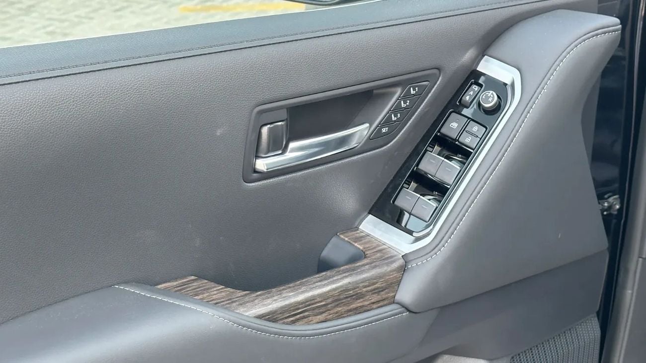 Toyota Land Cruiser VXR 3.5L Twin Turbo Full option / Export Only