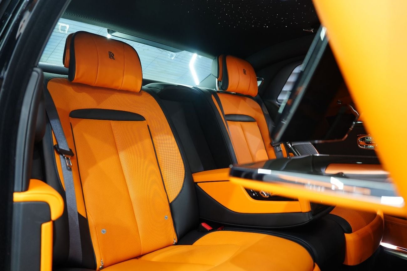 رولز رويس جوست Black Badge, Rear Entertainment, Bespoke Audio, Starlight, Dealer Warr + Serv!!