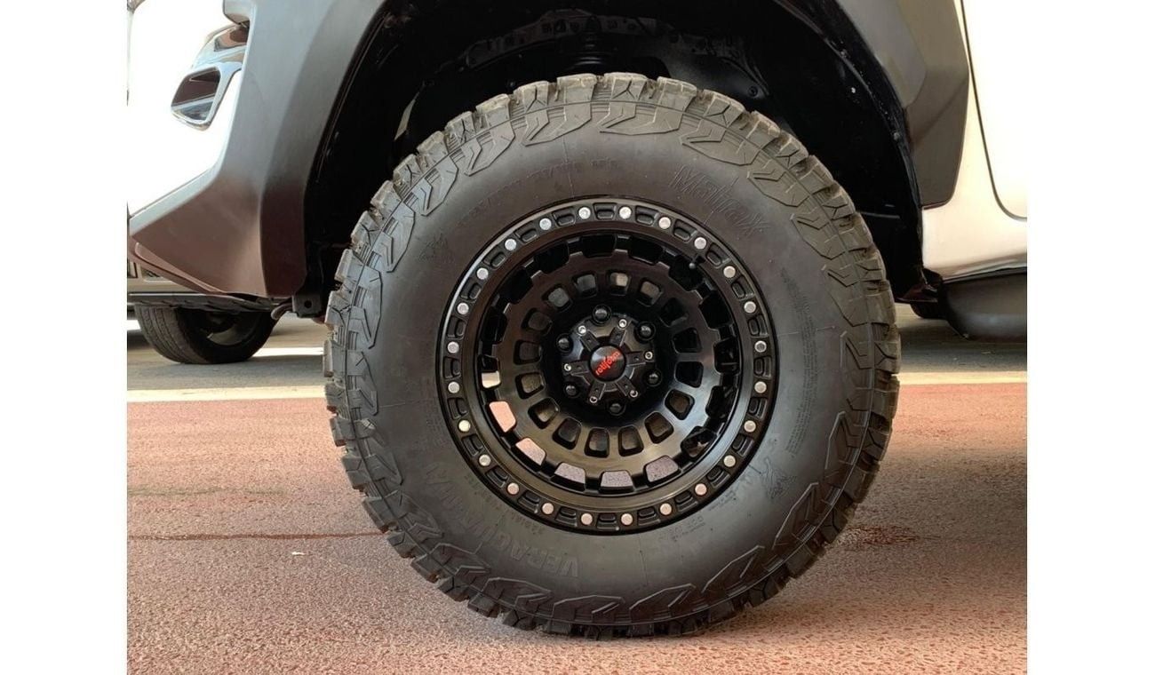 تويوتا هيلوكس SR5