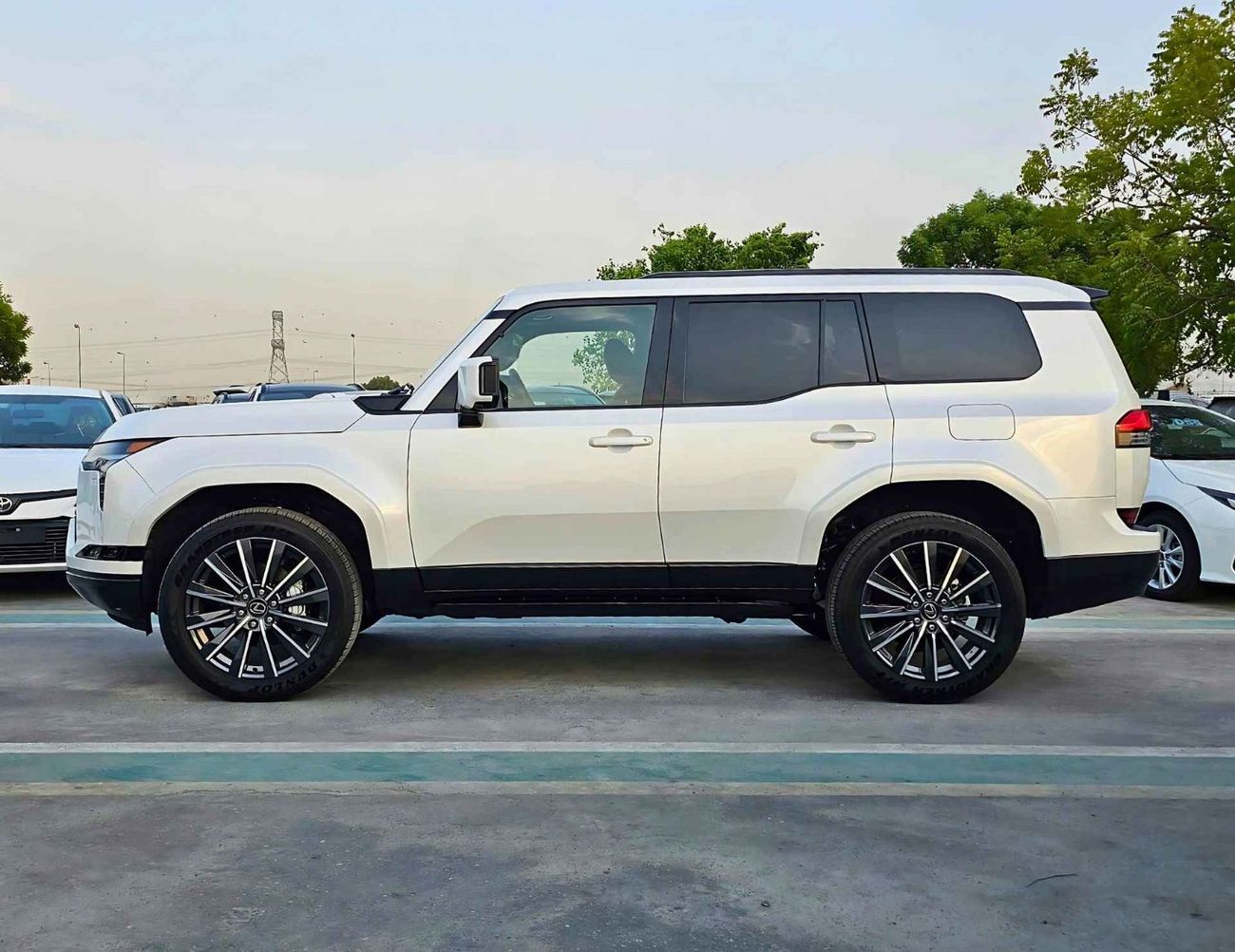 Lexus GX550 LUXURY/3.5L V6 4WD PETROL/FULL OPTION/ 14" TOUCHSCREEN DISPLAY, PANORAMIC ROOF, FRONT & REAR CAMERAS