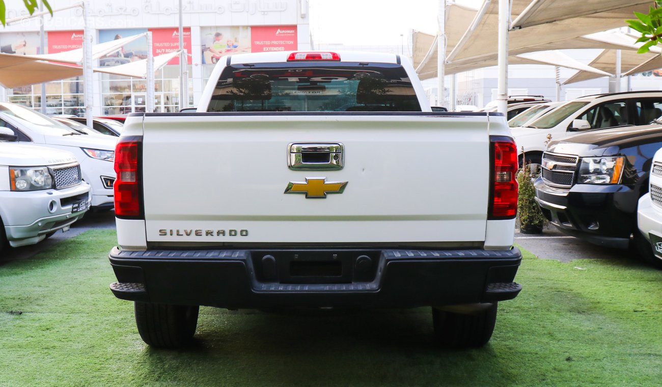 Chevrolet Silverado Model 2014 pickup, one cabin, Forel, white color, in excellent condition, you do not need any expens