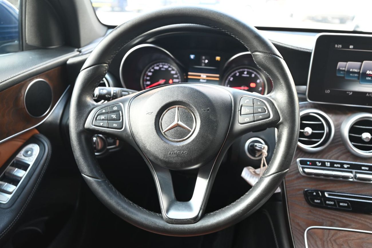 Mercedes-Benz GLC 300 4MATIC 2.0L EMI 1230 AED - GCC - MERCEDES GLC 300 4MATIC - ORIGINAL PAINT - WELL MAINTAINE