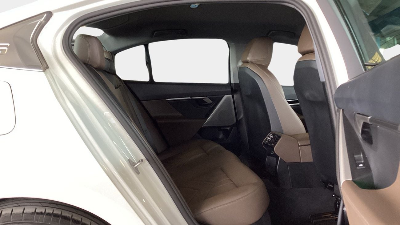 بي أم دبليو 520i 2.0 520I PURE AUTO | شامل الضمان | 0 ﺪﻔﻋﺓ ﺃﻮﻟﻯ