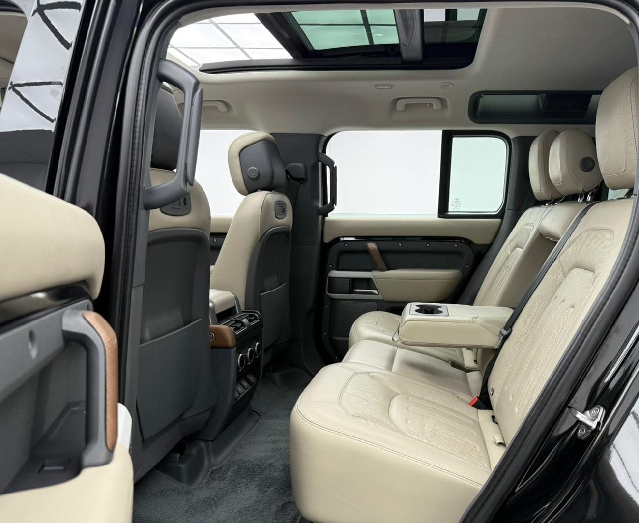 لاند روفر ديفندر 110 HSE P400 لاند روفر ديفندر 110 موديل 2022، ضمان لاند روفر حتى 2026، سجل صيانة كامل لدى لاند روفر، كاملة المواص