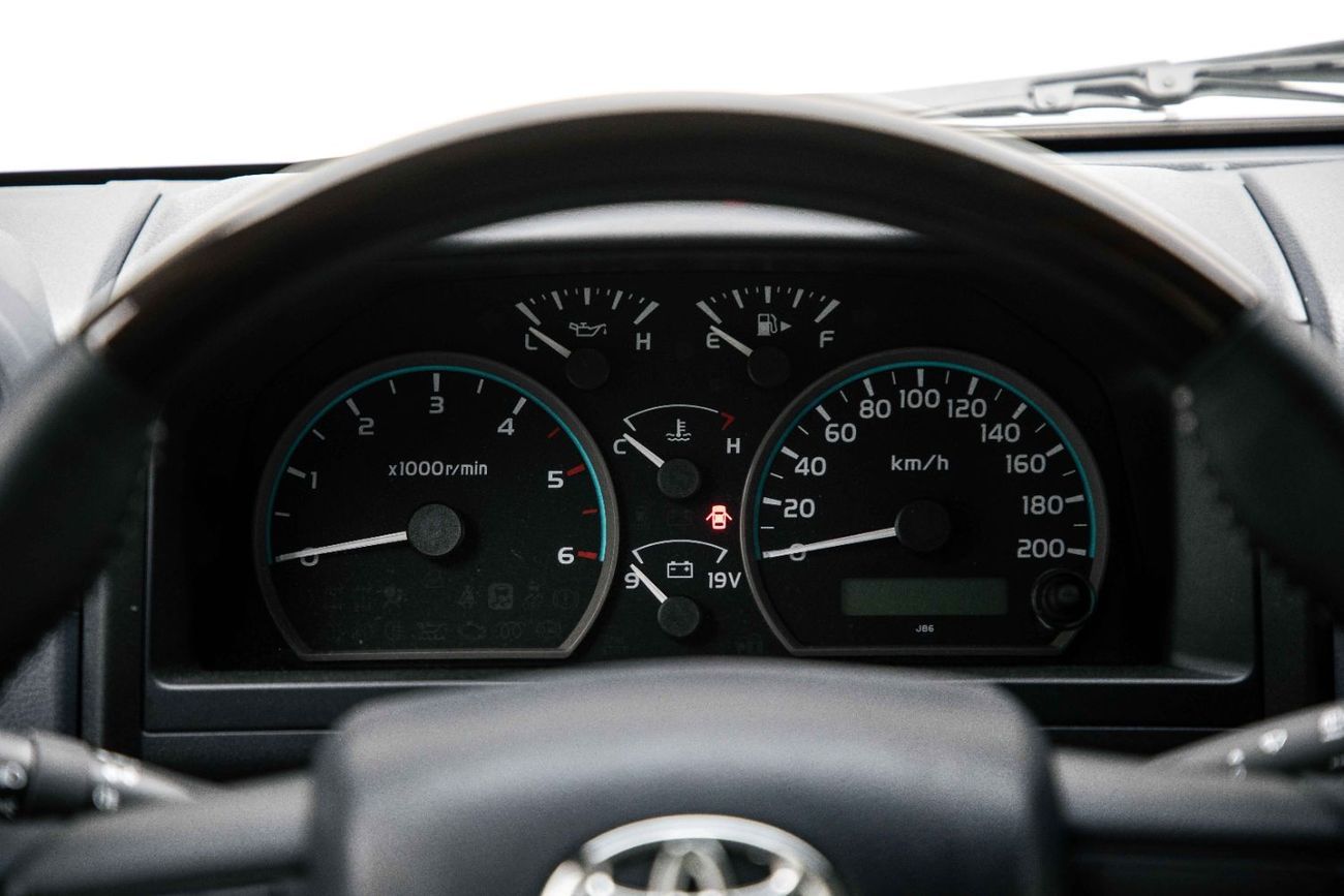 تويوتا لاند كروزر 70 Hardtop 2.8L - Manual - White Inside Bluish Grey | Export Only