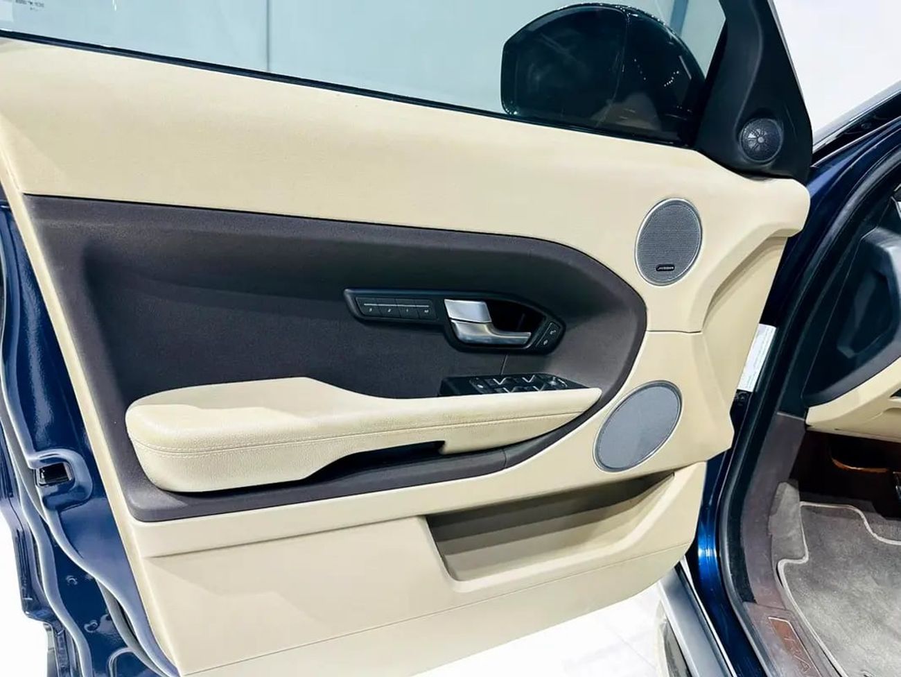 لاند روفر رانج روفر إيفوك HSE 2.0L SUV (5 Door)