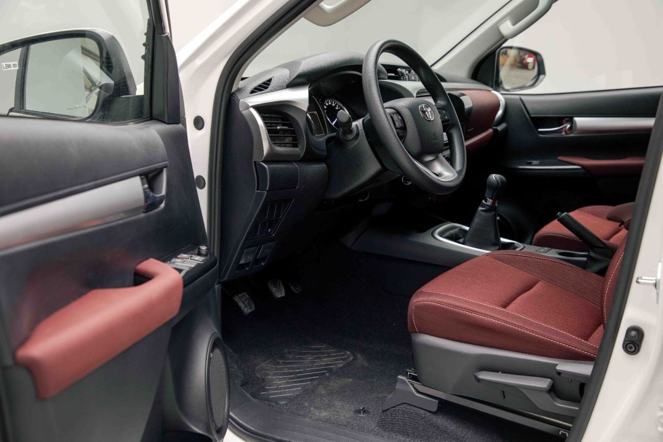 تويوتا هيلوكس GLX 2.7L - White Inside Maroon | Export Only