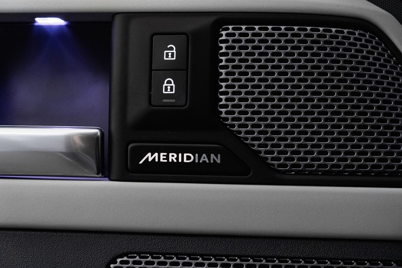 لاند روفر ديفندر 110 SE P300 2.0L