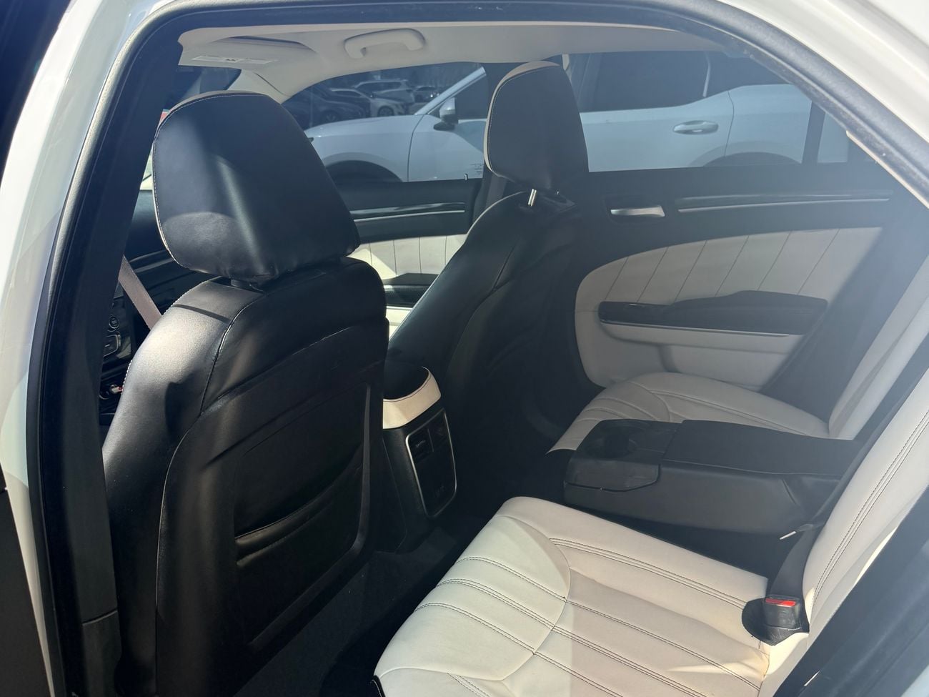 كرايسلر 300 6 cylinder - RWD - 5 seats