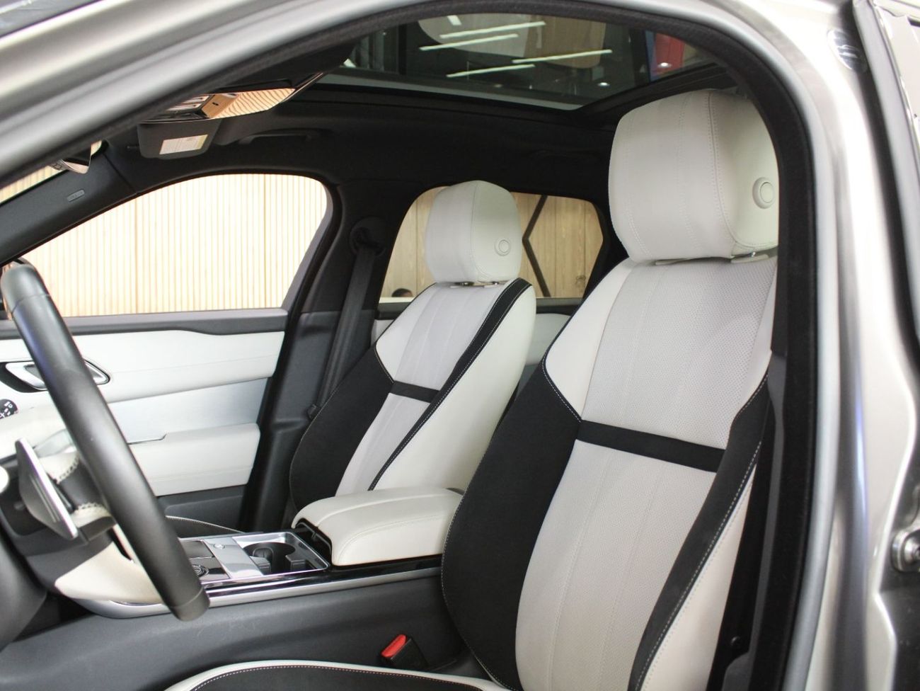 Land Rover Range Rover Velar | R-Dynamic | V4