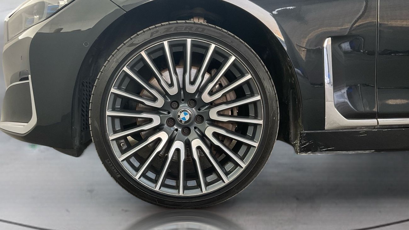 بي أم دبليو 750Li Pure Excellence | شامل الضمان | 0 ﺪﻔﻋﺓ ﺃﻮﻟﻯ