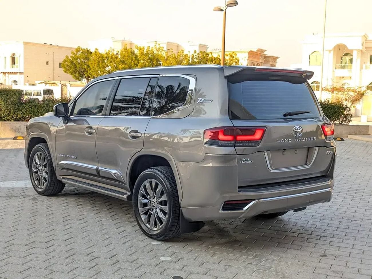 Toyota Land Cruiser GXR FACELIFTED WITH INTERIOR AND EXTERIOR GCC V6 4.0L