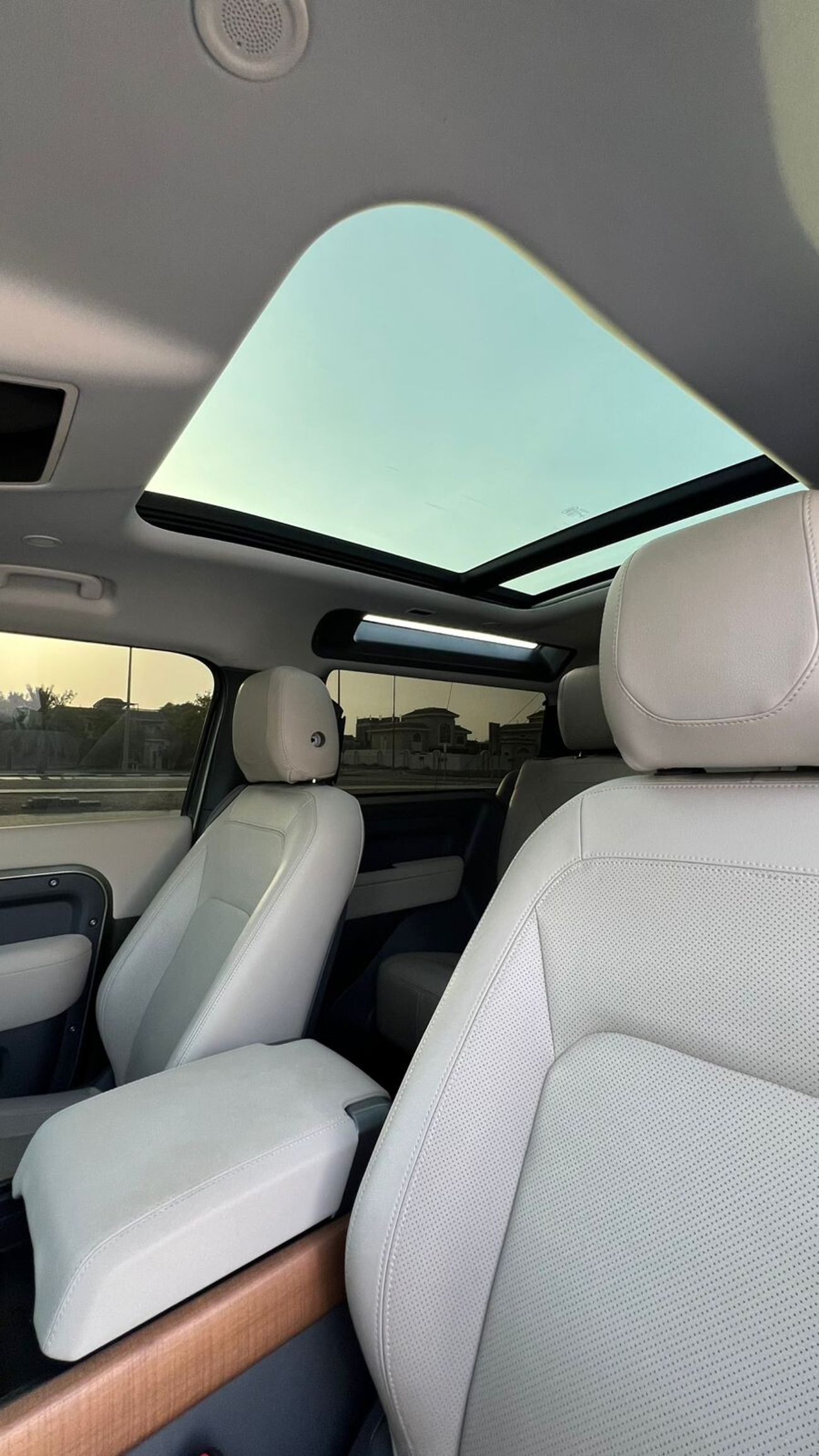 Land Rover Defender P300