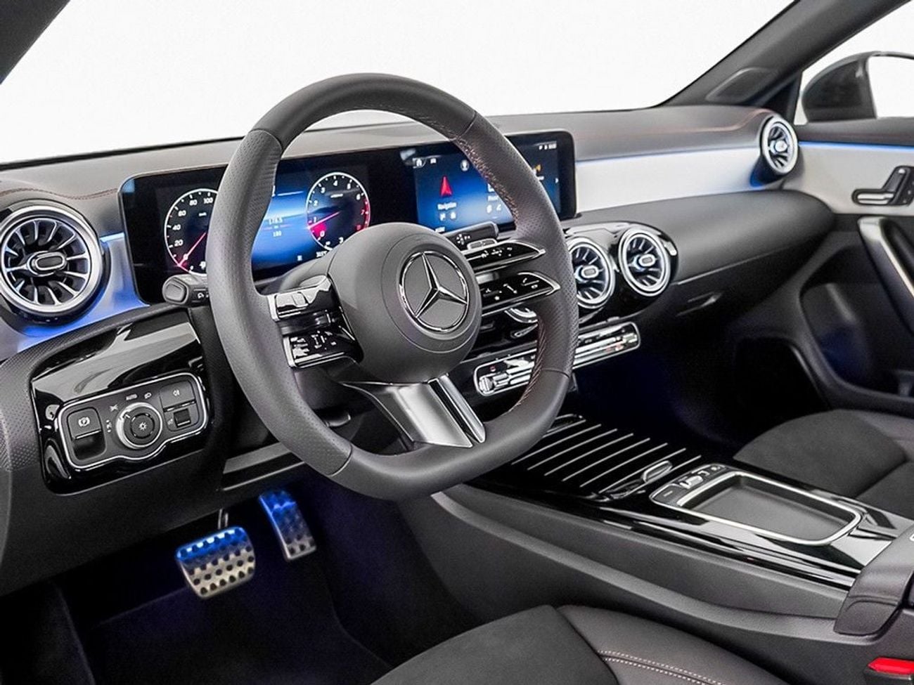 مرسيدس بنز CLA 200 PREMIUM PLUS 2026 Mercedes Benz CLA200 / Brand New / 5 Year Mercedes Warranty
