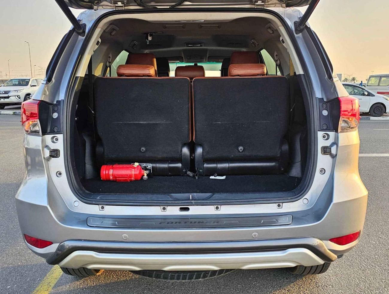 تويوتا فورتونر VXR V6/ 4WD/ AUTO TRUNK/ TRIPTONIC/ DVD/ HEAD REST/ LEATHER/ LOT# 31141