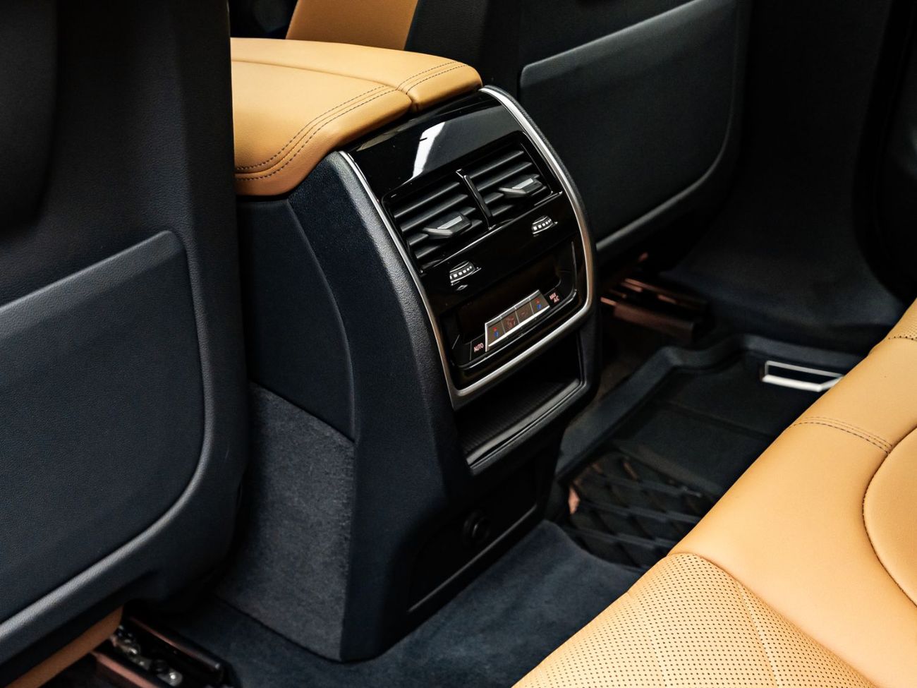 BMW X6 40i M Sport 3.0L 2023 BMW X6 xDrive40i, 2027 BMW Warranty + 2032 BMW Service Contract, Low KMs, GCC