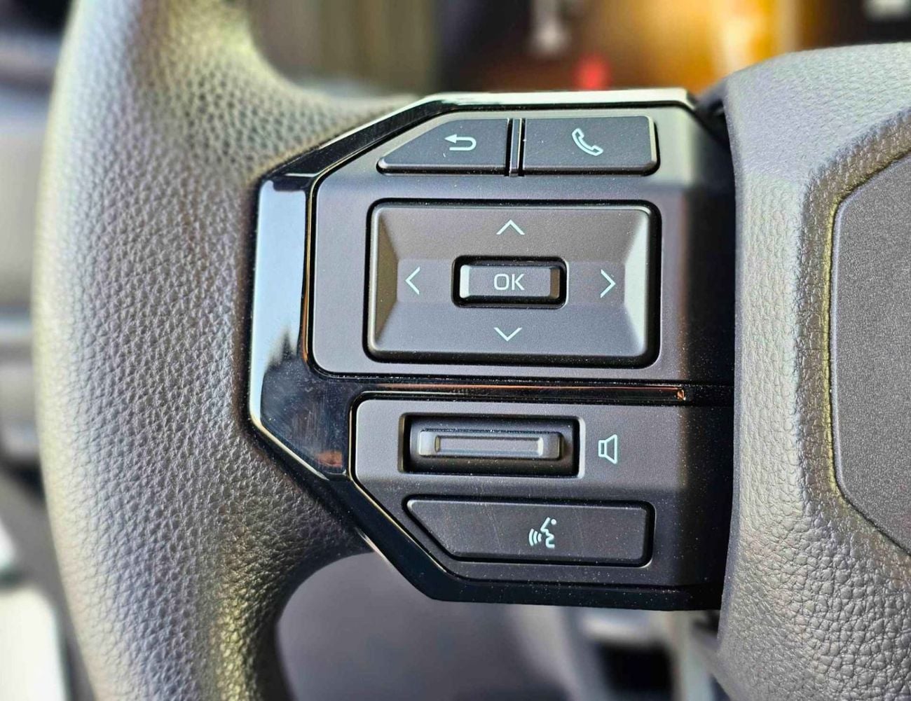 Toyota Prado TXR TOYOTA PRADO URBAN ROUND LIGHTS FABRIC SEATS SMALL DVD BASIC E OM PETROL AT 2.4L V4 4WD (CODE # P24U