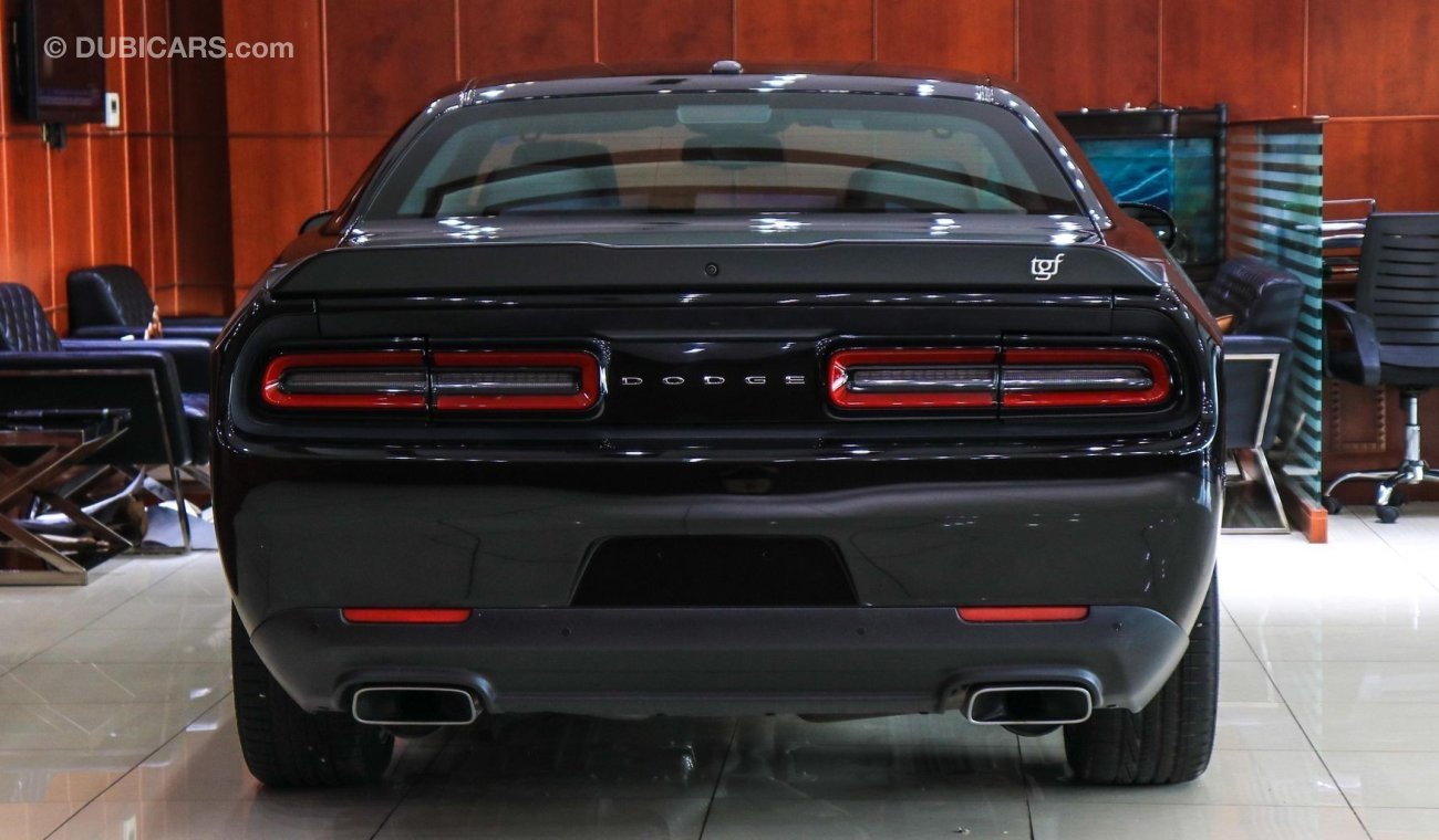 Dodge Challenger 6.4 L HEMI