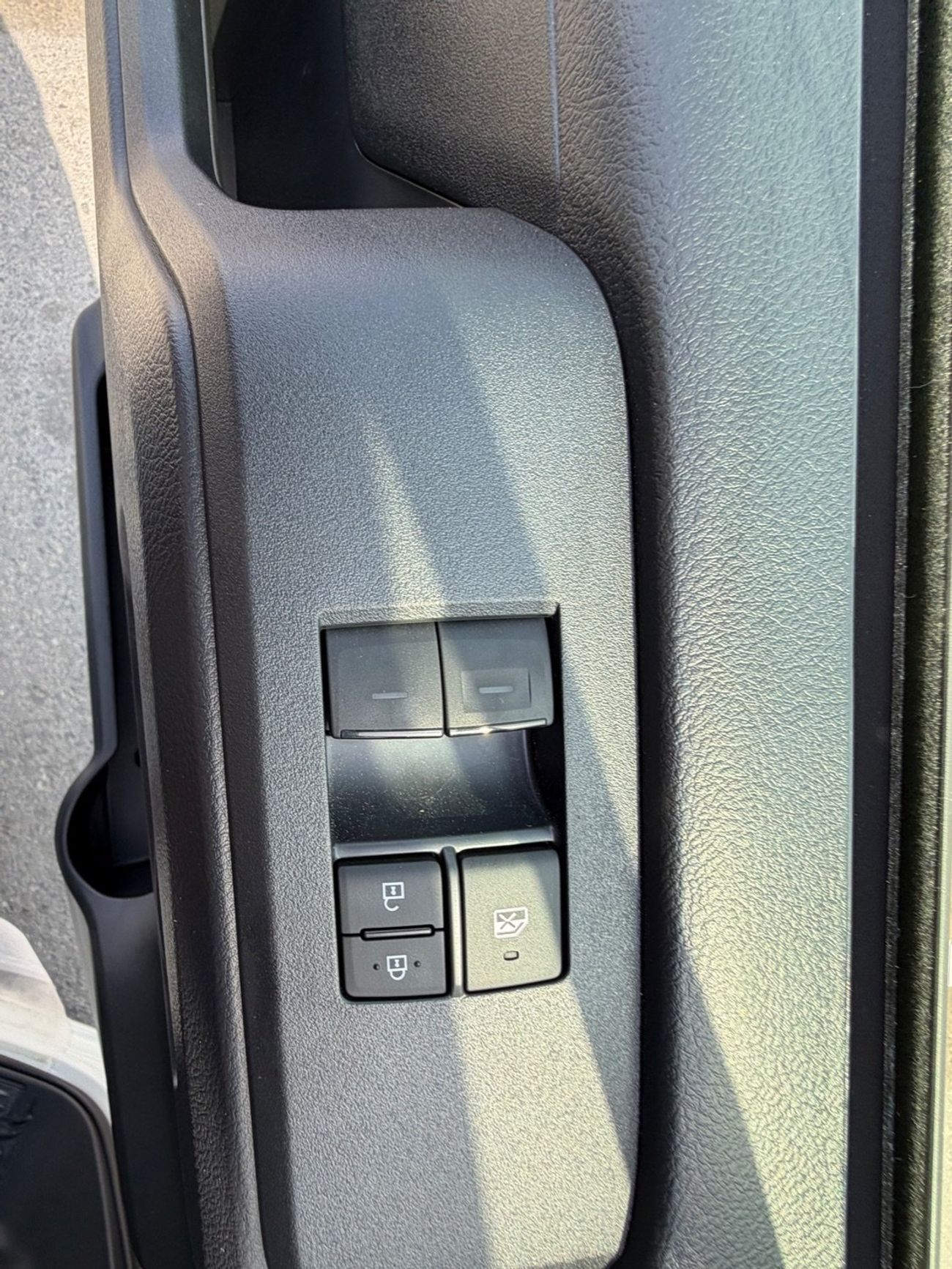 Toyota Hiace GL TOYOTA HIACE 6 SEATER GLASS VAN