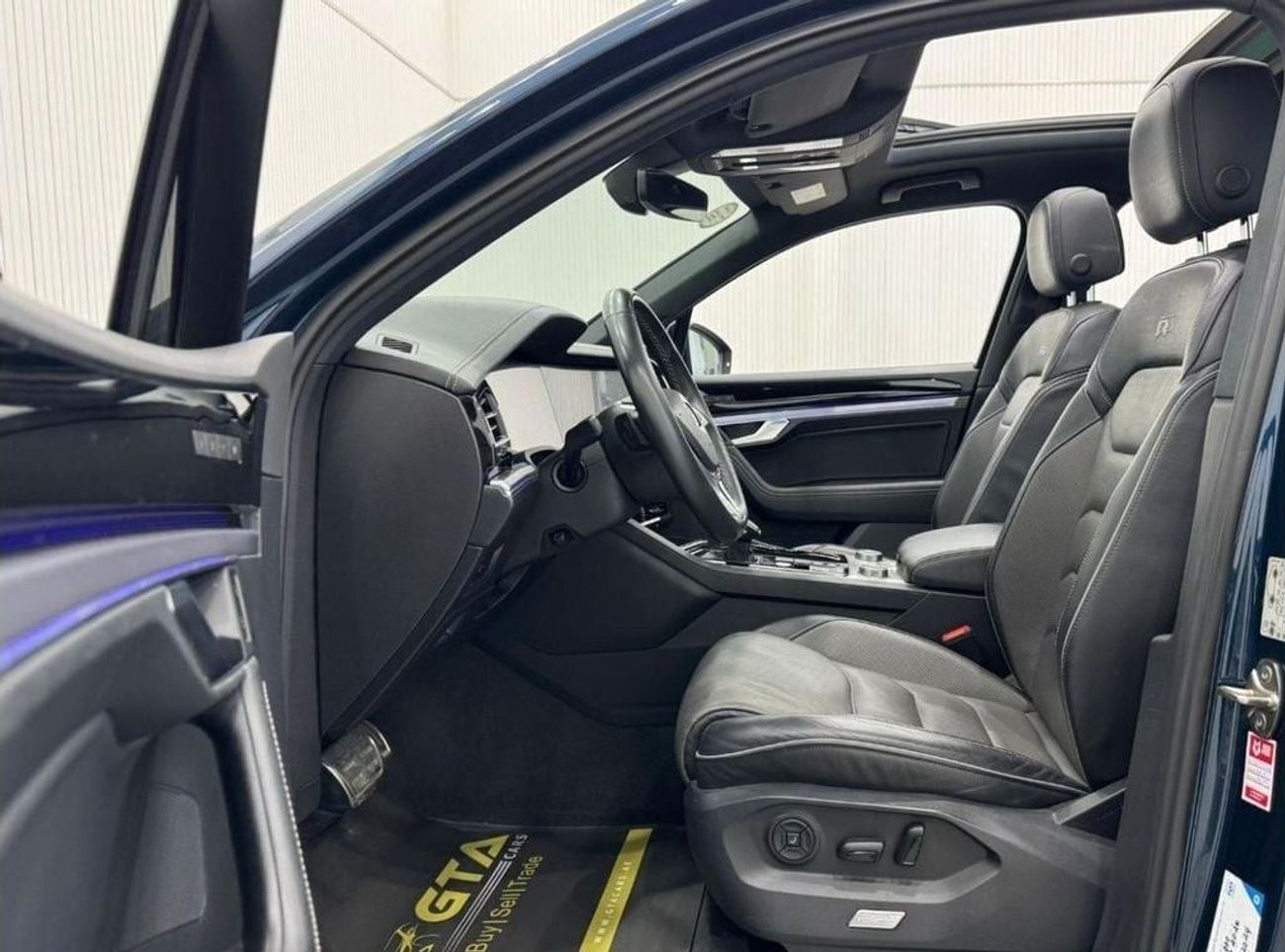 فولكس واجن طوارق R-Line 3.0L AWD 2020 Volkswagen Touareg R-Line Black Edition, 1 Year Warranty, Full Agency Service H