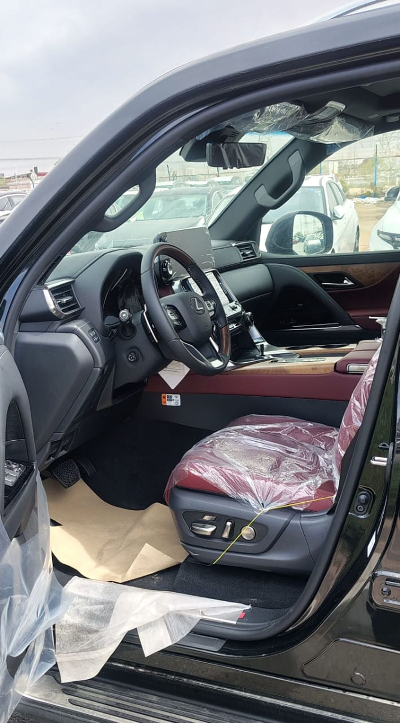 لكزس LX 700h Signature