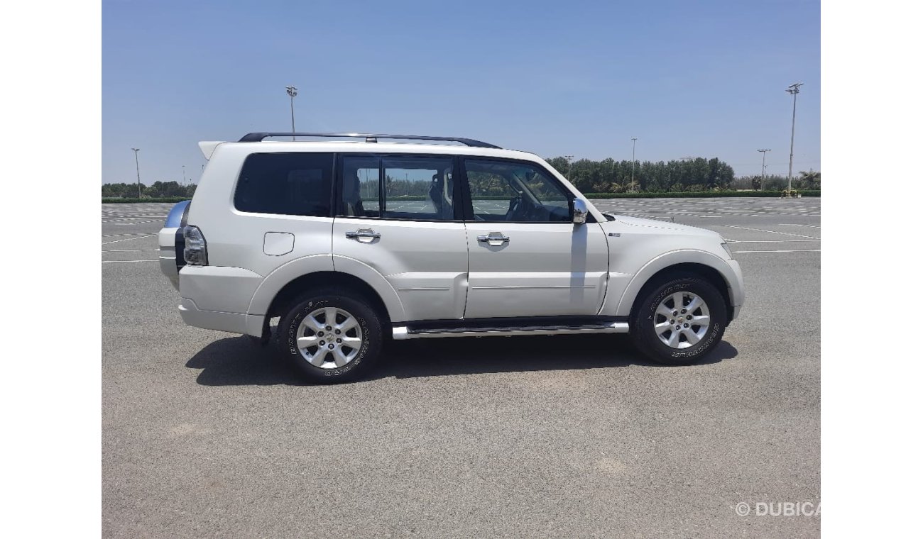 Mitsubishi Pajero GLS Mid Mitsubishi Pajero 2014 gcc full option Excellent Condition