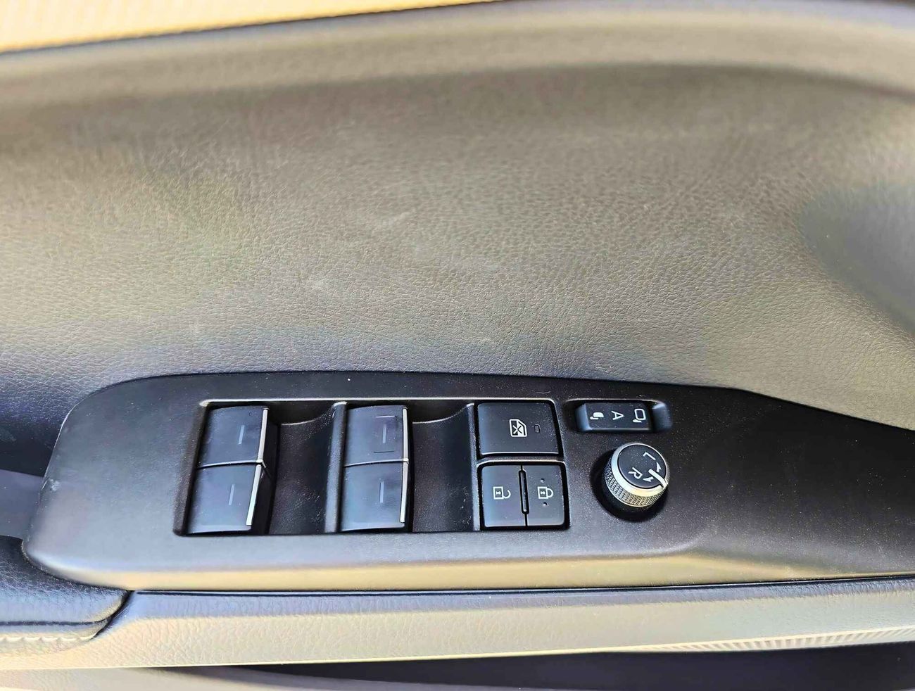 Toyota Camry LE /  2.5L V4 HYBRID / DRIVER PWR SEAT / PANORAMIC ROOF (CODE # LE)