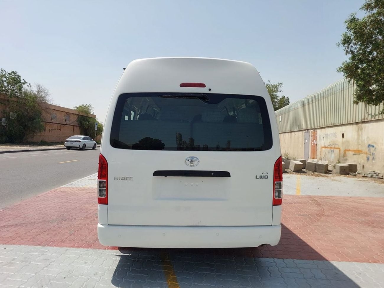 Toyota Hiace TOYOTA HIACE COMMUTER VAN RHD 2018 MODEL 3.0 L DIESEL AUTOMATIC(PM21278)